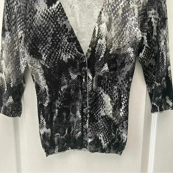 Ricki’s Cardigan Snakeskin Print V-Neck Button Front Fitted 3/4  Sleeves Grey XS - Picture 6 of 15